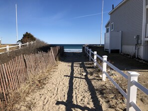 Nära stranden, solstolar och strandhanddukar