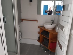Shower, hair dryer, toilet paper - T2 apartment with sea and port view (Sarzeau)