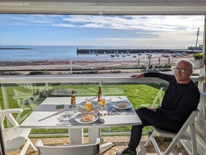 Outdoor dining - T2 apartment with sea and port view (Sarzeau)