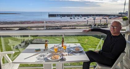 T2 apartment with sea and port view