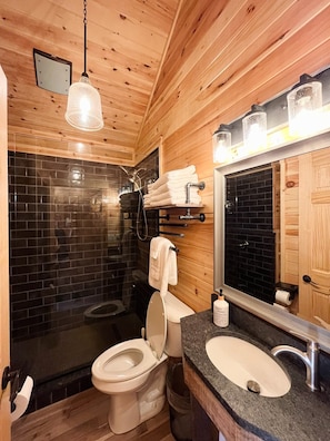 Combined shower/tub, towels