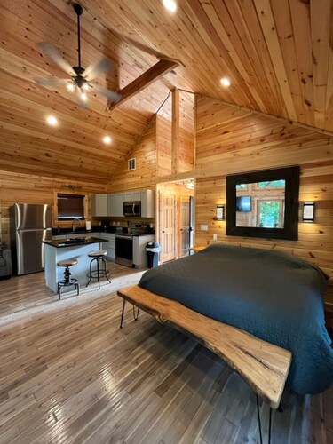 Cozy Cabin for up to 6 guests - Hocking Hills - Hot Tub - Fire Ring - Wifi