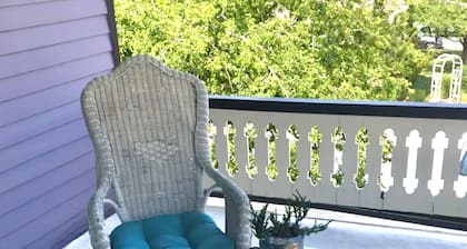 Historical Victorian 2 bedroom Flat 1 block from Beach JUST RENOVATED!