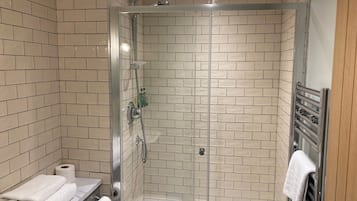 Habitación doble estándar | Baño | Regadera y toallas