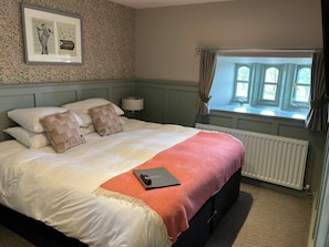Standard Quadruple Room | Iron/ironing board, free WiFi, bed sheets - The Stork Hotel (Lancaster)