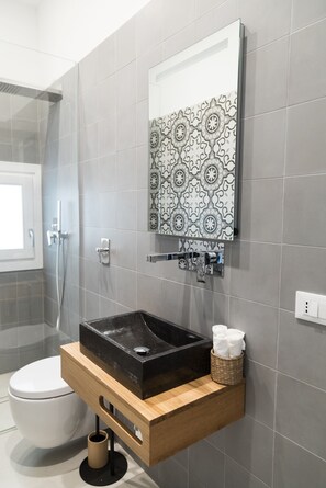 Shower, hair dryer, towels, soap - Family Green Suite, your new favorite place  (Marsala)