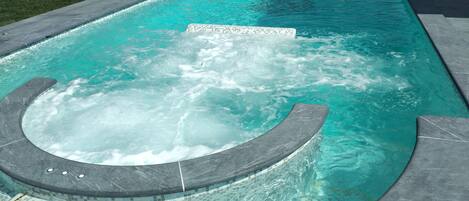 Een verwarmd zwembad