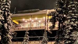 Un bâtiment doté de nombreux balcons, avec un paysage enneigé.
