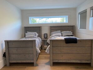 6 bedrooms, desk, free WiFi, bed sheets