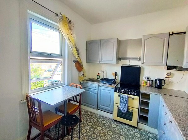 Private kitchen - Entire Townhouse 5 Minutes to Old Trafford Stadium (Manchester)