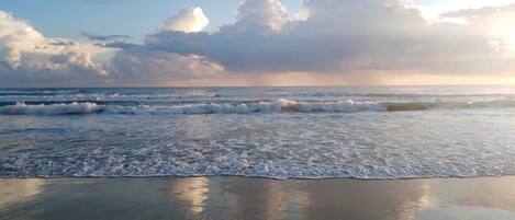 بالقرب من الشاطئ، كراسي للتشمس