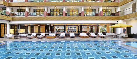 Una piscina al aire libre, sombrillas