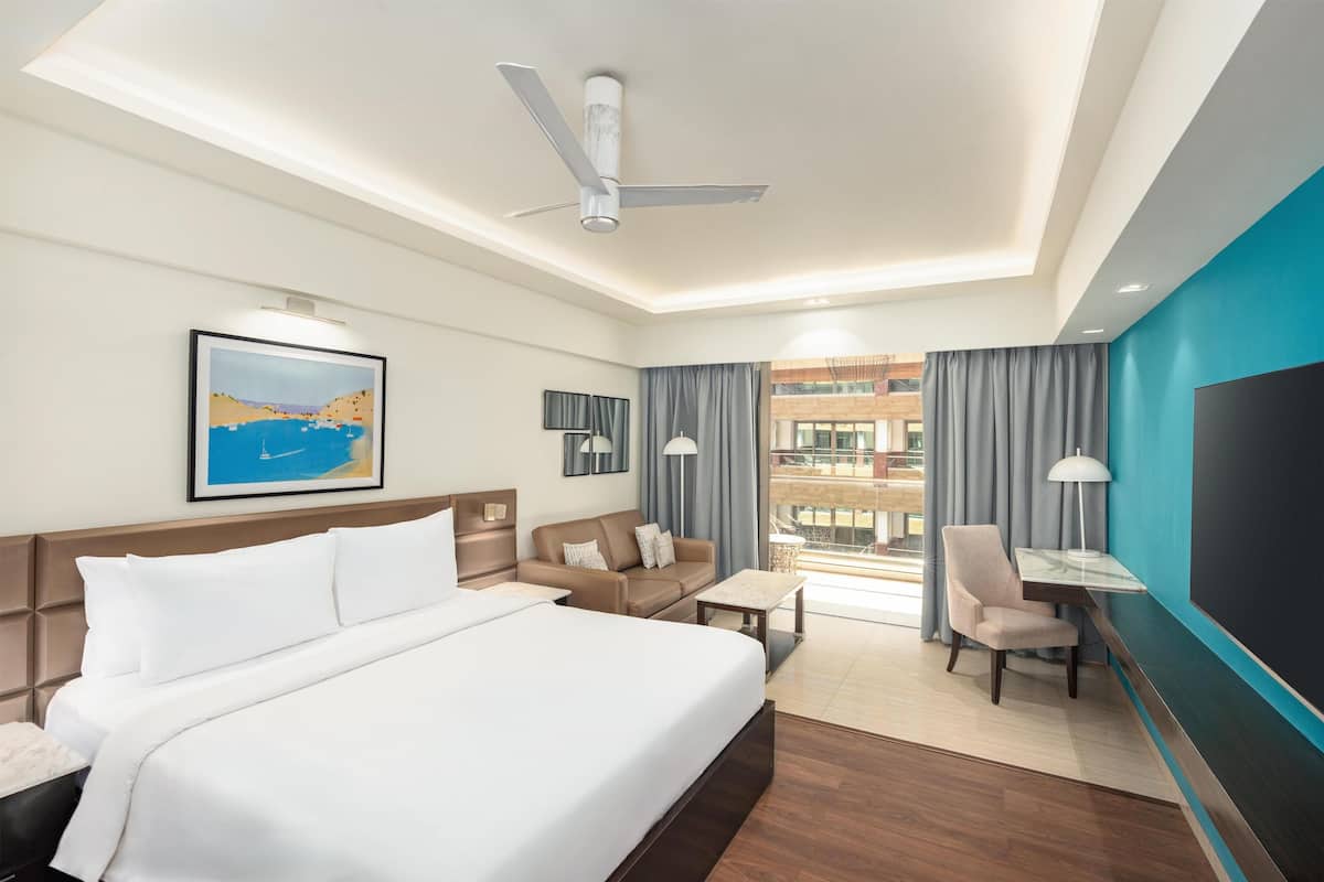 Executive Suite | Minibar, in-room safe, desk, laptop workspace