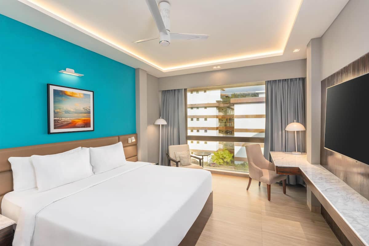 Superior Room | Minibar, in-room safe, desk, laptop workspace