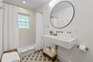 Hair dryer, towels - Historic Magnolia Cottage - luxurious, in-town, mountain view, firepit, gardens (Hot Springs)