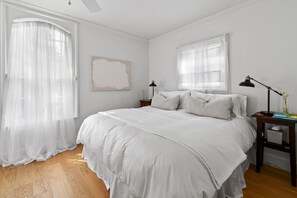 2 bedrooms, iron/ironing board, WiFi, bed sheets - Historic Magnolia Cottage - luxurious, in-town, mountain view, firepit, gardens (Hot Springs)
