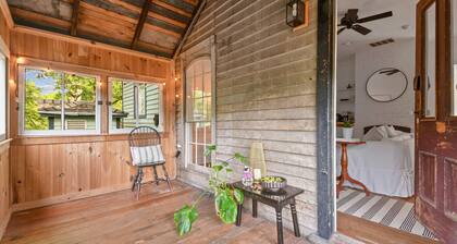 Historic Magnolia Cottage - luxurious, in-town, mountain view, firepit, gardens