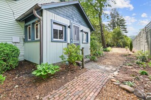 Exterior - Historic Magnolia Cottage - luxurious, in-town, mountain view, firepit, gardens (Hot Springs)