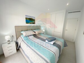 3 slaapkamers, een strijkplank/strijkijzer, reisbedje, gratis wifi