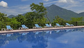 Piscine extérieure, parasols, chaises longues