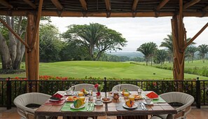 2 restaurantes; se sirve cocina internacional