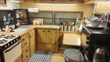 Microwave, oven, stovetop, coffee/tea maker