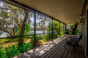 Terrace/patio - ☆Spacious Waterfront Oasis☆ Private Dock & Balcony (Tampa)