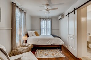 2 bedrooms, iron/ironing board, free WiFi, bed sheets