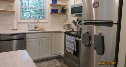 LAKEFRONT Retreat! <br>Escape To Lake Hartwell in this lakeside cottage!