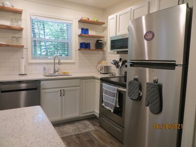 LAKEFRONT Retreat! <br>Escape To Lake Hartwell in this lakeside cottage! 