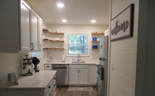 LAKEFRONT Retreat! <br>Escape To Lake Hartwell in this lakeside cottage! 