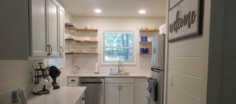 LAKEFRONT Retreat! <br>Escape To Lake Hartwell in this lakeside cottage! 