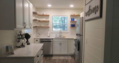 LAKEFRONT Retreat! <br>Escape To Lake Hartwell in this lakeside cottage!