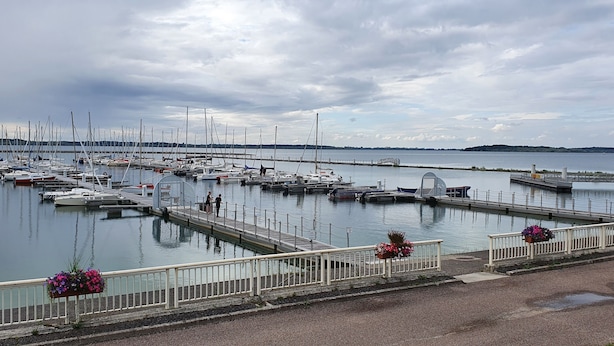 A marina with multiple boats docked, a pedestrian bridge, and a calm water body. - Le Duplex du Lac d'Orient #3 - Near the lake (Mesnil-Saint-Père)