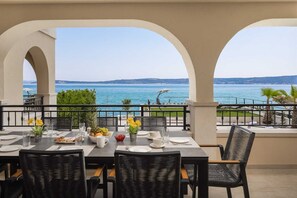 Outdoor dining - Beachfront Villa Anemona with Pool (Kaštel Stari)