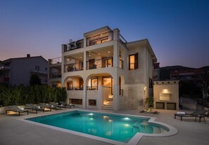 A heated pool - Beachfront Villa Armeria with Pool (Kaštel Stari)