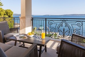 Outdoor dining - Beachfront Villa Armeria with Pool (Kaštel Stari)