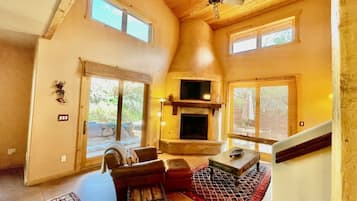 Smart TV, chimenea y libros