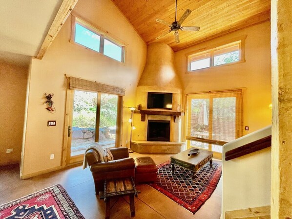 Smart TV, fireplace, books - The Sanctuary at Coyote Run Desert Views (Moab)
