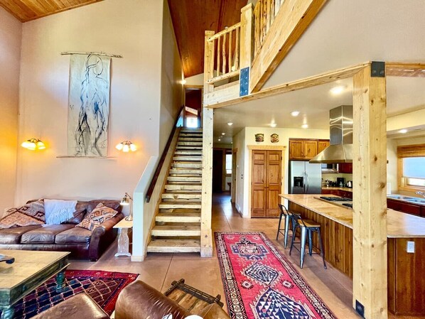 Smart-tv, eldstad och böcker