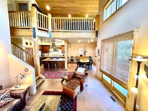 Smart TV, fireplace, books - The Sanctuary at Coyote Run Desert Views (Moab)