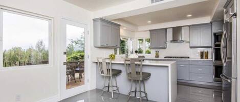 Kjøleskap, mikrobølgeovn, ovn og kokeplater