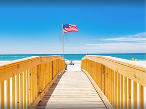 Sulla spiaggia, lettini da mare