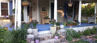 UPPER 3 rm.  studio B&B steps from beach & farm markt/shop'g.; dogs ok w/fee. 