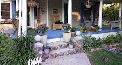 UPPER 3 rm. studio B&B steps from beach & farm markt/shop'g.; dogs ok w/fee.