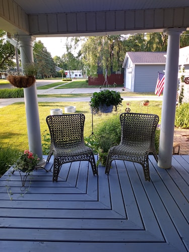 UPPER 3 rm.  studio B&B steps from beach & farm markt/shop'g.; dogs ok w/fee. 