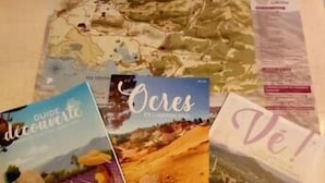 Guides de voyage intitulés « Guide de découverte », « Les ocres en voyage » et « Vé ».