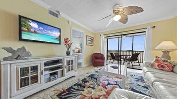 Apartment, Mehrere Betten, eigener Pool, Meerblick | Wohnzimmer | Fernseher