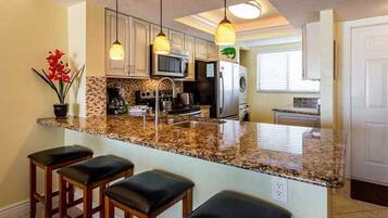 Apartment, Mehrere Betten, eigener Pool, Meerblick | Eigene Küche | Kühlschrank, Mikrowelle, Herdplatte, Geschirrspüler