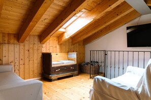 4 bedrooms, desk, iron/ironing board, free WiFi